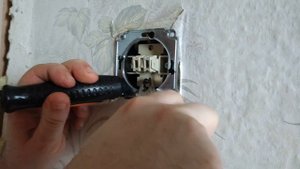 Горит лампочка при выключенном свете и выключателе что делать ?