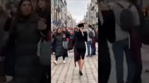 Как шокировать европейца - просто выпустить на улицу настоящую женщину в женской одежде