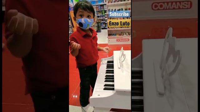 Playing piano/ baby #enzoluto