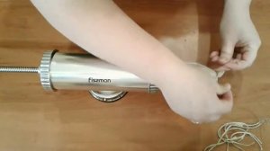 Шприц от Fissman. Обзор. Принцип работы колбасного шприца. Как набивать оболочку шприцем.