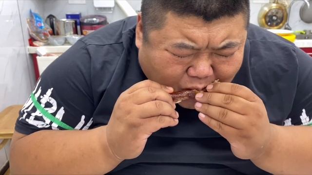 8斤鸭头+鸭脖，胖哥给老爸做下酒菜，开胃过瘾，就是给辣够呛！【胖猴仔】 смотреть онлайн