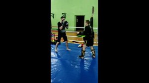 Простая и эффективная связка ударов в кикбоксинге Двоечка+мидл кик печень+фрот кик Ижевск 2019