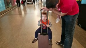 Ева и Доминик летят на Кубу/летим на самолете с детьми,аэропорт