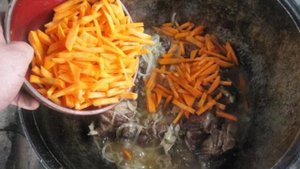 Лагман на костре в казане