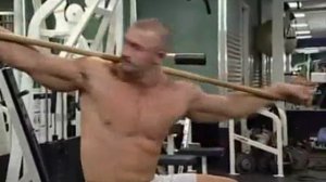 Вращение с палкой на плечах