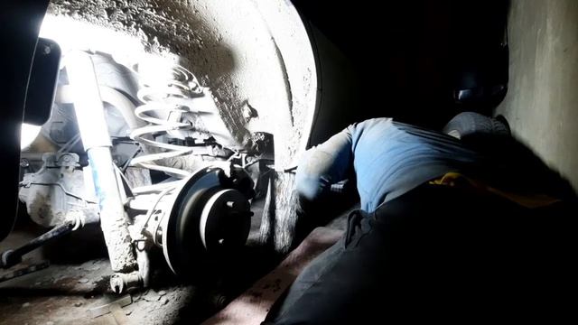 Как выбить закипевший болт из саленблоков. Замена саленблоков ниссан прерия джой..mp4 смотреть онлайн