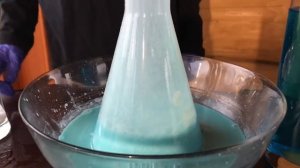 КРАСИВАЯ ХИМИЧЕСКАЯ РЕАКЦИЯ!!!Медный купорос (CuSO4) и пищевая сода (Na2CO3)