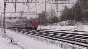 Электровоз ЭП2К-319 с приветливым помощником, платформа Нижние Котлы