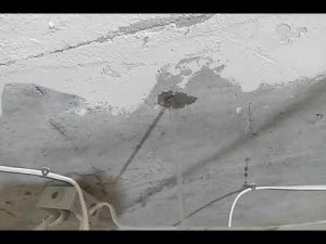 просверлил для люстры потолок а из дырки ручей течёт. вода в плитах перекрытия. делаю ремонт в кухне