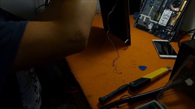 SAMSUNG NP530 NP530U3C - demontaż ramki matrycy - wymiana klapy matrycy смотреть онлайн