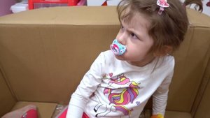 Ева шутит и учится с маленькой