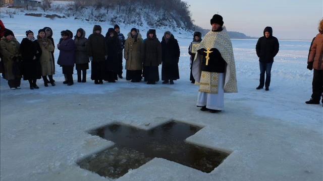 Крещение виктора. Крещение в детстве. Крещеный Яр как выглядит. Генерал ельцинской ochrani о крещении.