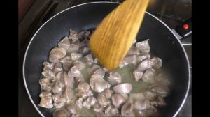 Желудочки индейки, самое главное не жарить, а томить в сметане