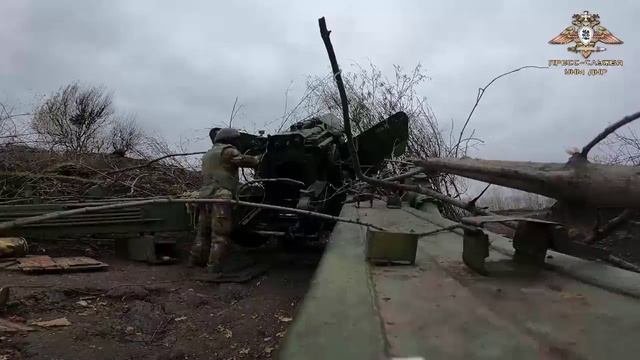 Тяжёлая артиллерия 1-й Славянской бригады поддерживает огнём наступление пехоты