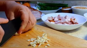 Гороховый суп с копченой грудинкой .