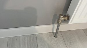 Монтаж напольных плинтусов ПВХ: Шаг за шагом с профессионалом