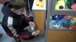 СКОЛЬКО ИГРУШЕК МОЖНО ВЫИГРАТЬ ЗА 100 ПОПЫТОК челлендж, автомат хватайка, автомат с игрушками