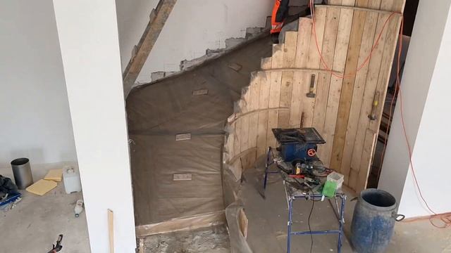 Большая бетонная лестница с забежными ступенями на второй этаж смотреть онлайн