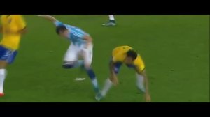 FUNES MORI CASI LE ROMPE EL TOBILLO A DANI ALVES