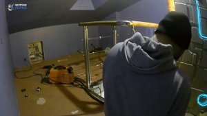 Монтаж декоративных перил из нержавеющей стали с деревянным поручнем