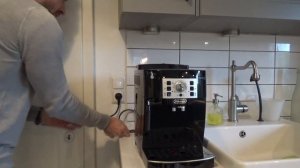 DeLonghi Magnifica S anschließen Erste Schritte Anleitung in Betrieb nehmen