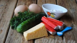 Салат из крабовых палочек с огурцом и яйцами без кукурузы