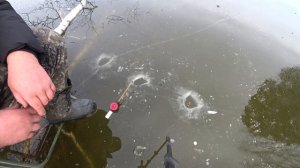 Не обычная рыбалка на подледного монстра  на озере.на паплавок