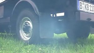 Девушка газует за рулем грузовика