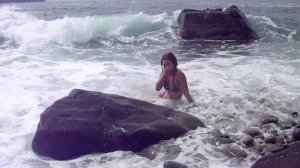 Наталья купается в волнах в бухте Троица