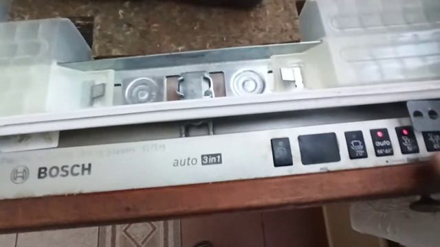 Посудомоечная машина Bosch srv55t138eu. ПММ не выключается и мигают разные лампы. Что делать? смотреть онлайн