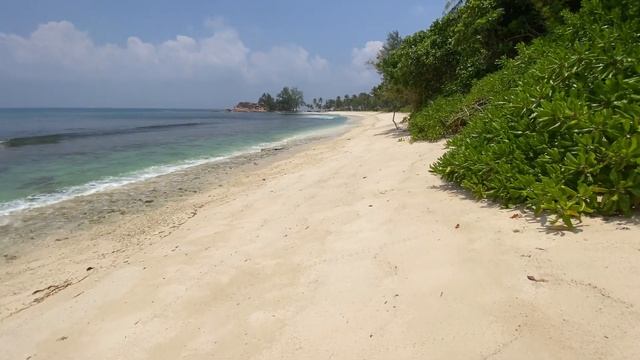 Прогулка по пляжу Гранд Анс Керлан до президентской виллы отеля Констанс Лемурия Праслин Сейшелы. смотреть онлайн