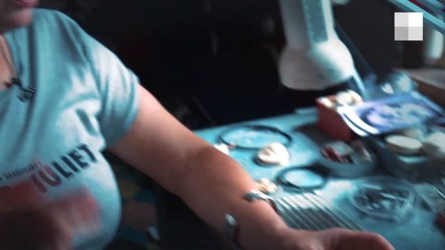 Косторез и ювелир создают винтажные украшения из мамонта 29.RU