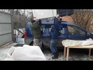 Погрузка холодильника на крышу
