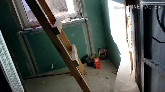 Поставили Косоур для Лестницы. Мама хорошо нам Помогла на Огороде!