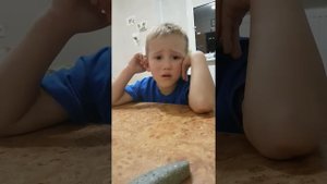 Ребенок учит стихотворение