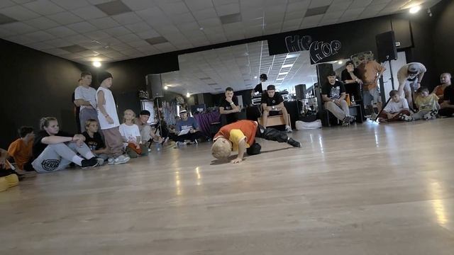 Брейкданс батл ↔ Дети до 9 лет ↔ Lil Nikolos vs Petelka ↔ 1'2 ↔ WHO IS WIN #whoiswin #bmvideo смотреть онлайн