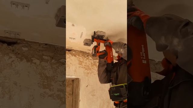 Аккумуляторным пистолетом hilti bx3 крепим Клипсы под гофру. Электрик Харьков