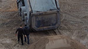 Проверяют песок после выгрузки Самосвала Ивеко.