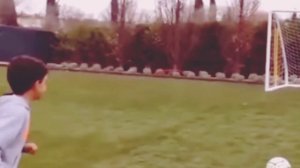 Криштиано #Рональдо тренирует старшего сына. #Cristiano Ronaldo trains his son.