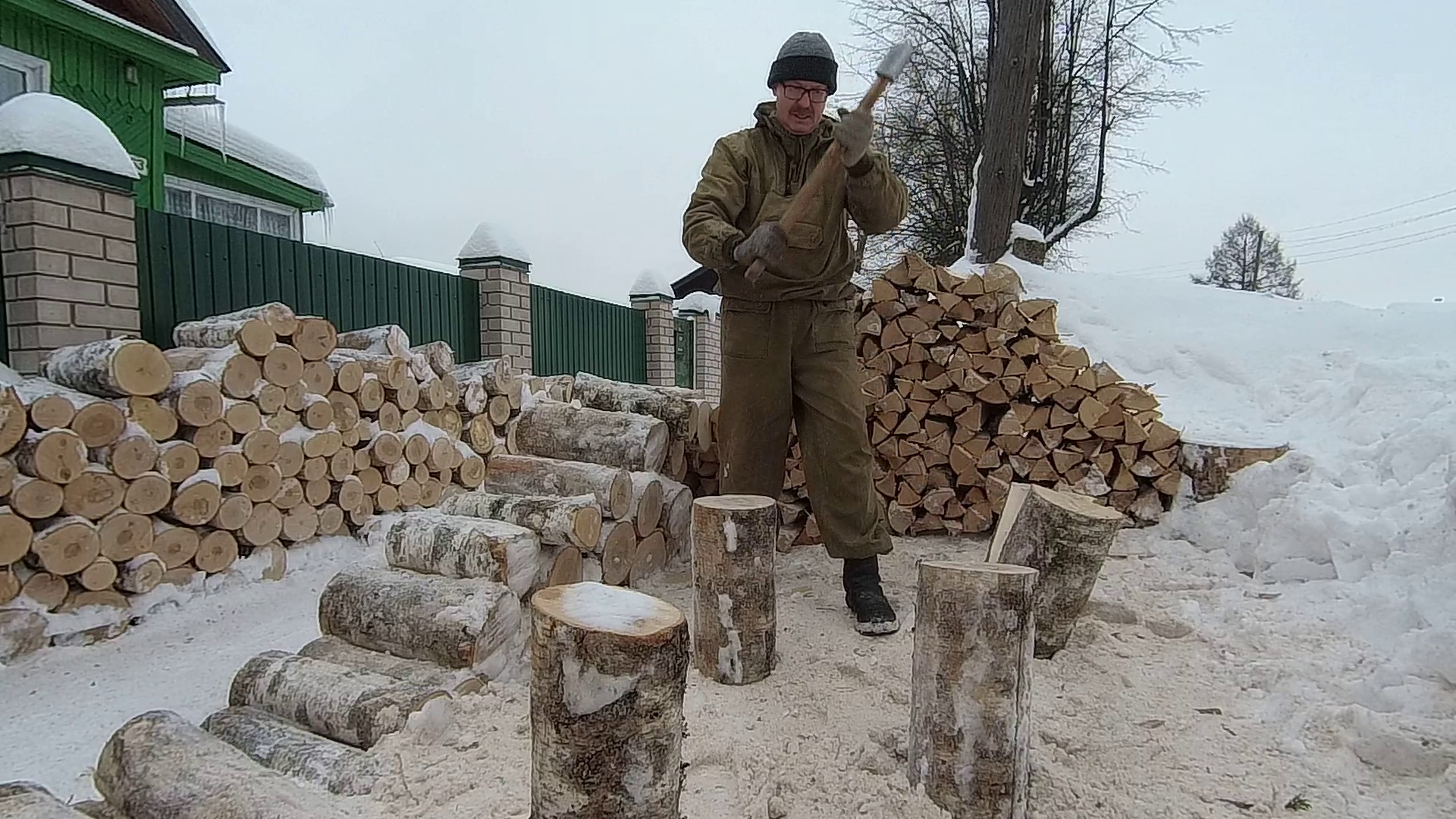 Процесс заготовки дров на зиму