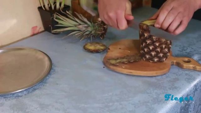 Как красиво и быстро почистить и нарезать ананас