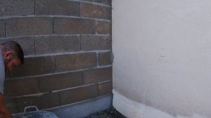 Rendering a block wall using PRB MONOCOUCHE stone coloured render (Enduit)