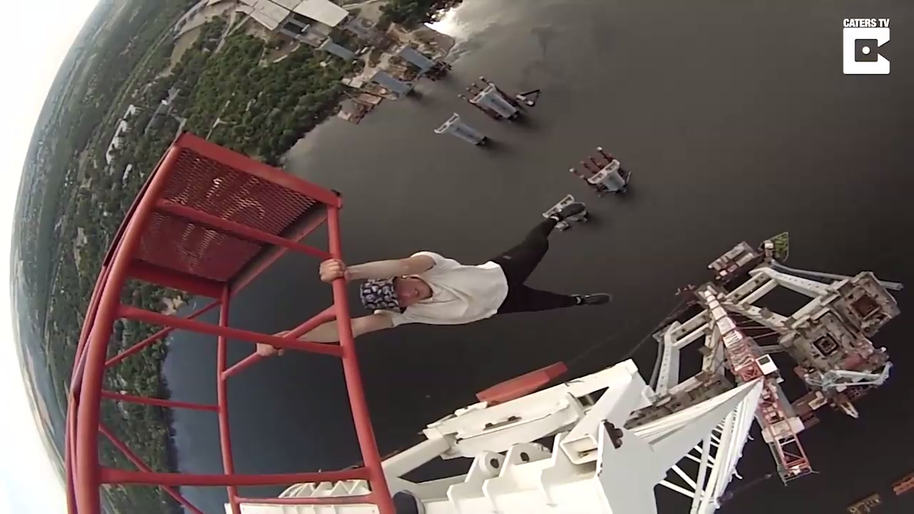 Забрались на 200-метровый кран смотреть онлайн