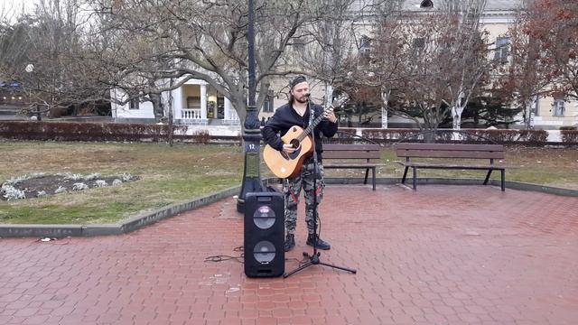 Уличный музыкант на английском в Феодосии смотреть онлайн