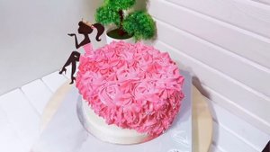 Торт для девушки. Торт с топпером девушки и розовой юбкой из крема