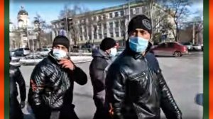 Донецк - 25.01.2014, группа провокаторов внедряется в толпу.