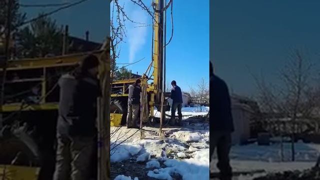 процесс бурения скважин на воду, опуск насоса.