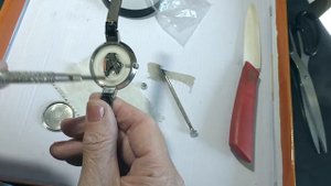 Как поменять батарейку в наручных часах самостоятельно
