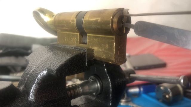 Вскрытие цилиндра kale и проверка на уязвимость к скороходу смотреть онлайн