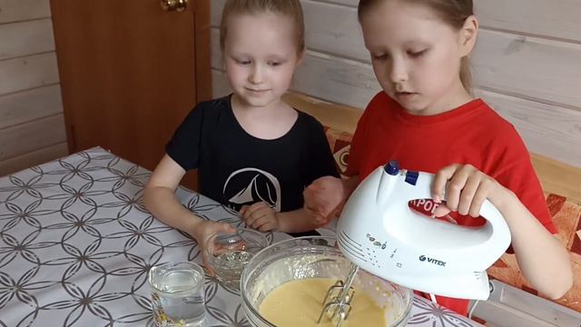 Самые вкусные блинчики приготовленные нашими девочками, смешные моменты в конце видео, как это было смотреть онлайн